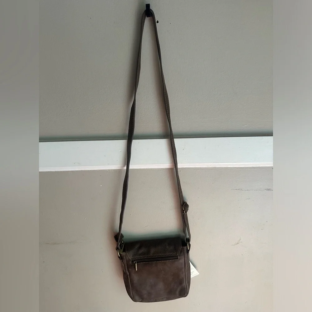 NWT I Medici Firenze and features a distinct embossed logo on the front flap